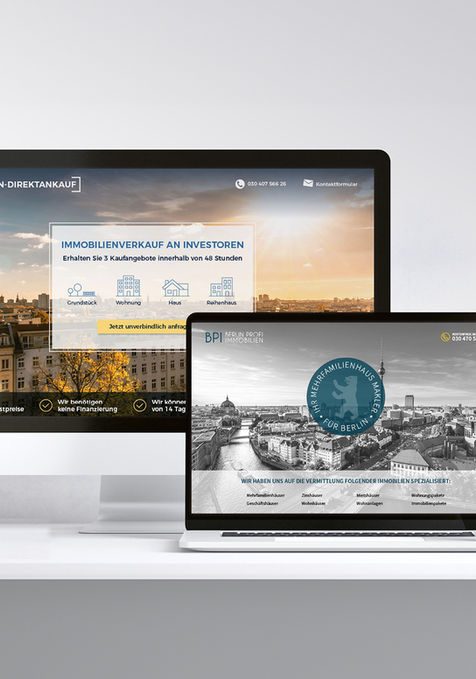 Website Design Mockup von 2 Immobilenmaklern. Bildschirm und Laptop auf Schreibtisch.