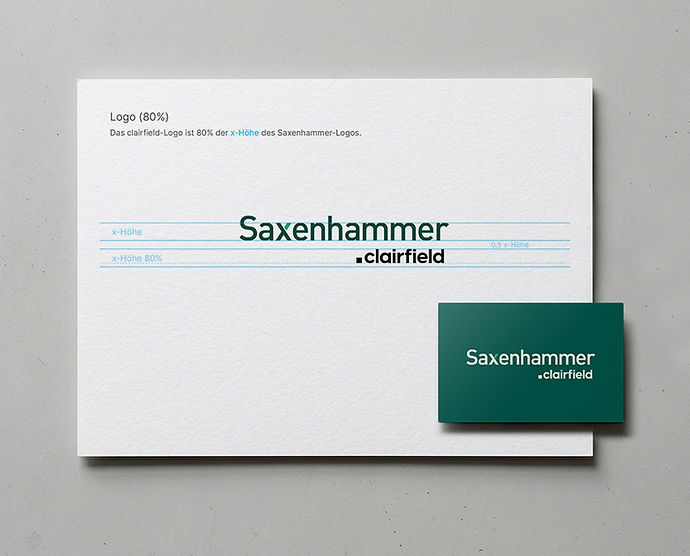 Mockup Darstellung der Logoentwicklung Saxenhammer clairfield und Visitenkarte mit fertigem Logo