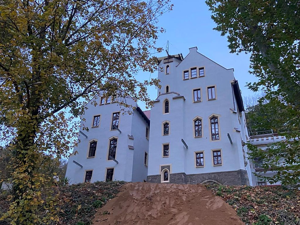 Noch ragen nur die Stahlträger aus der Wand