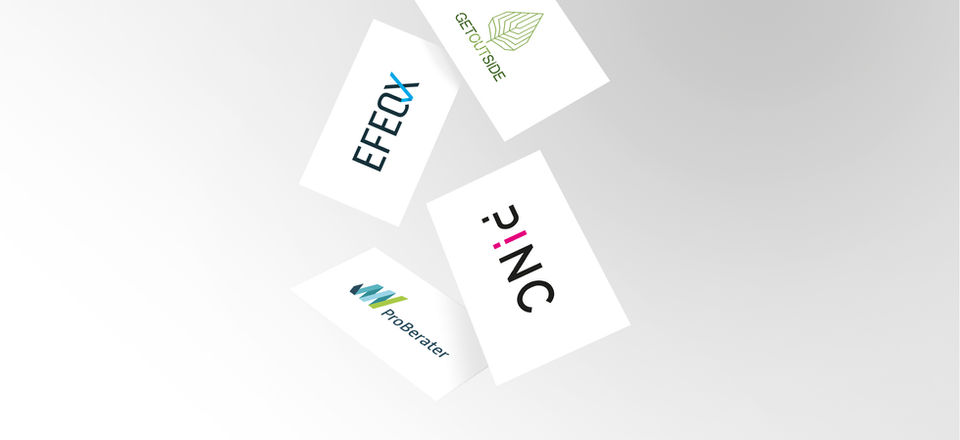 4 verschieden Logos auf Visitenkarten fallen vom Himmel. Dynamische Darstellung von Visitenkarten Mockups.