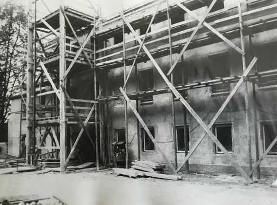 Hoffassade mit neuem Dach und zerstörten Vorhangbogenfenstern im 1.OG.