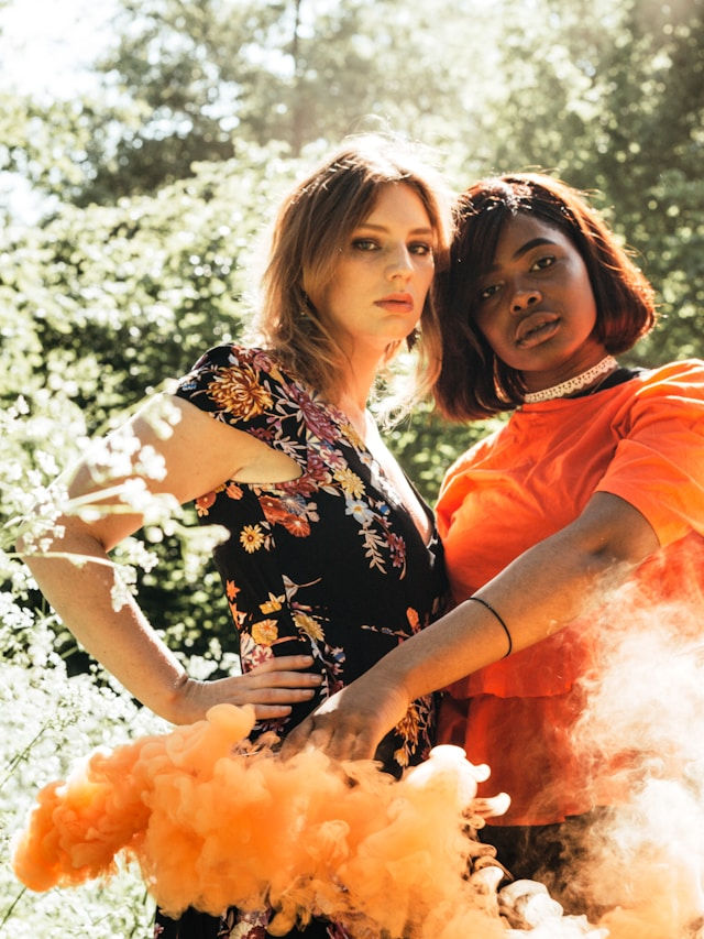 👉 Two women standing together outdoors representing connection, self-reflection, and creating space for honest thinking in dating