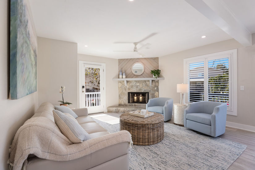 Sitting room with decorative fireplace