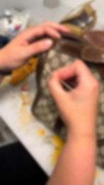 Restauratie van een vintage Gucci tas met een wattenstaafje