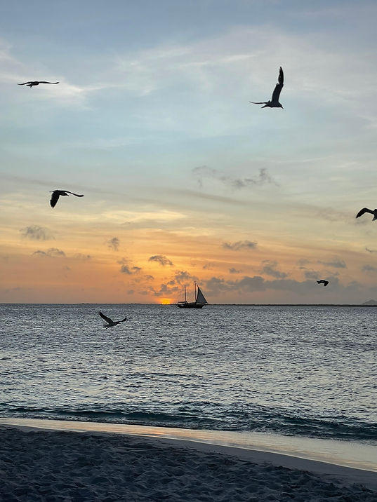 Zeilboot tijdens zonsondergang
