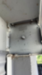 Geöffneter Rollladenkasten für Fenster und Rollladen Service