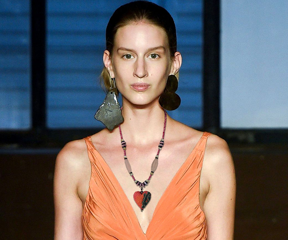 Miniaturbild: high model with glass necklace