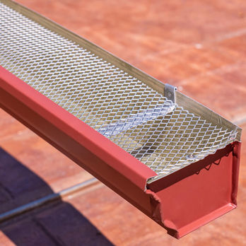 ติดตั้งพร้อมตาข่ายอลูมิเนียม ช่วยกันใบไม้ไม่ให้อุดตันในราง 