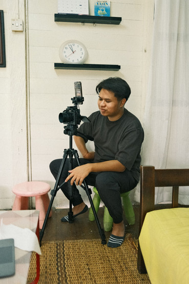 Asyraf Saharuddin working on set for Penakut Masih.