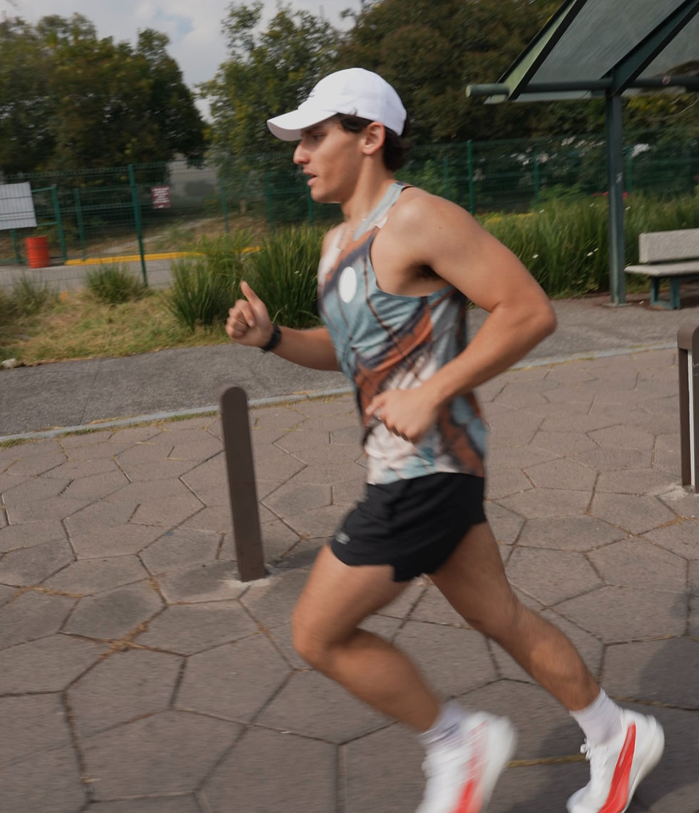 Corredor con singlet de Participation MX entrenando para un maratón en México