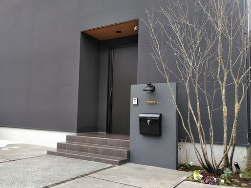 モダンでモノトーンのシンプルな住宅だからこそ、 趣味のよさを引き立てる外構