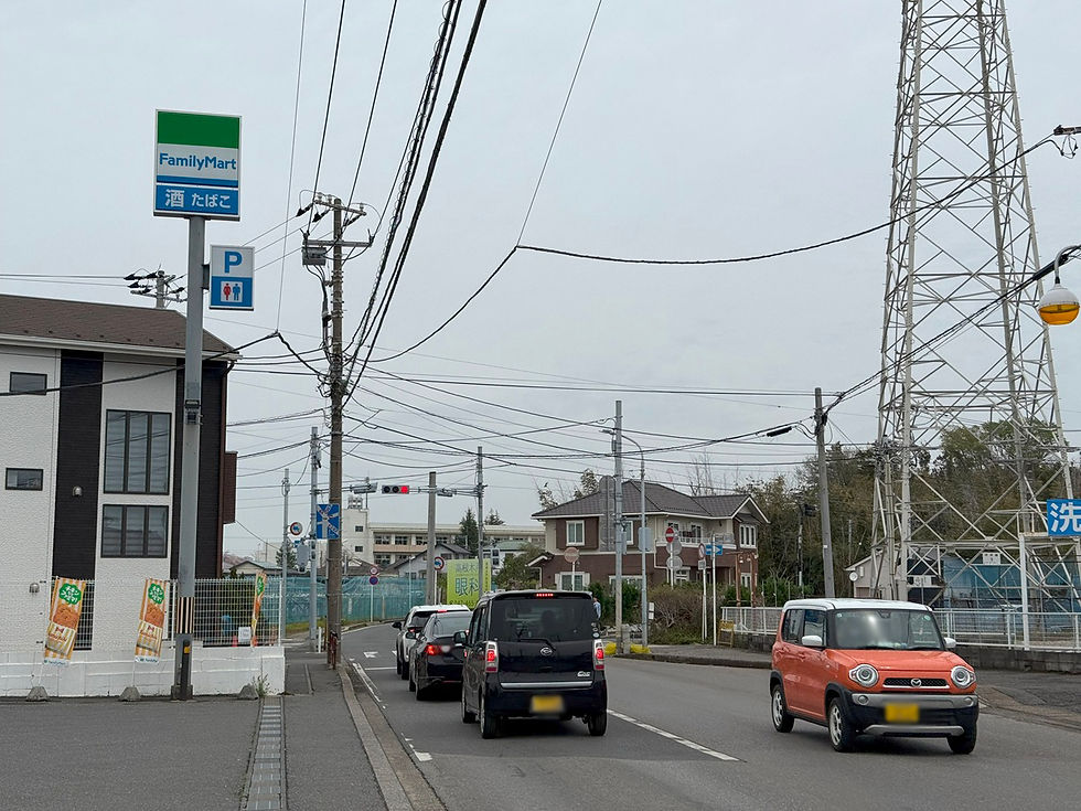 ファミリーマートの看板と五差路交差点