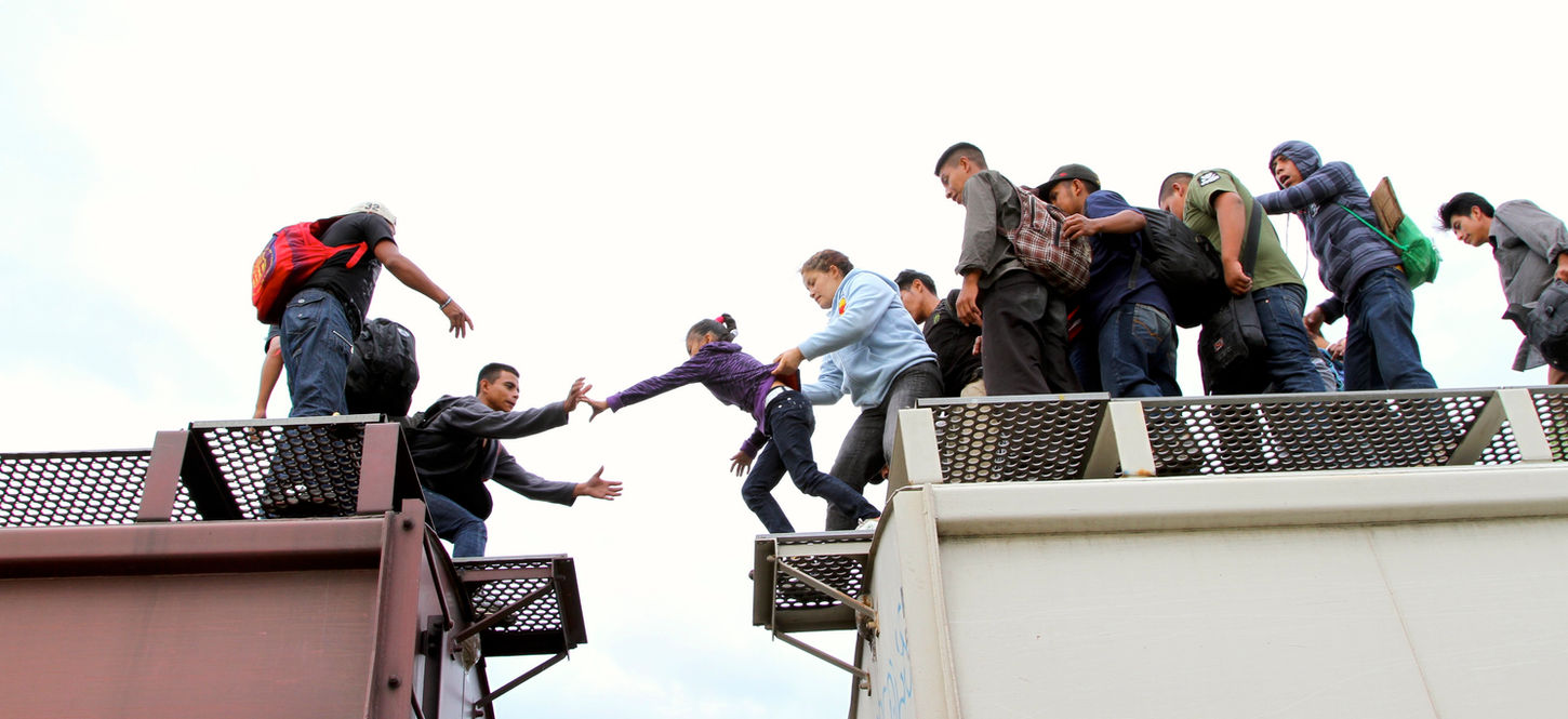 Migrants jumping carriages on top of La bestia.jpg