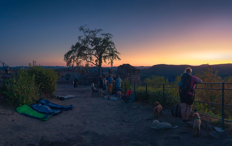 21:19 Uhr: Die partielle Sonnenfinsternis ist zu diesem Zeitpunkt bereits beendet. Die Sonne ging um etwa 20:51 Uhr unter. Der Übergang zwischen der goldenen und blauen Stunde ist deutlich zu erkennen. Das warme, gold-orangerote Licht weicht einem tiefen, kühlen Blau.