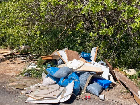 Εικόνες ντροπής στην Πεύκη: Σκουπίδια και ογκώδη απορρίμματα εγκαταλελειμμένα για μήνες!