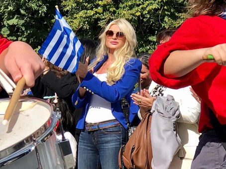 Απίστευτη κοροϊδία από την Μαρίνα Σταυράκη: Έλειψε από την χθεσινή παρέλαση αλλά δημοσίευσε παλιές της φωτογραφίες ως φετινές για να ξεγελάσει και να δηλώσει παρών!