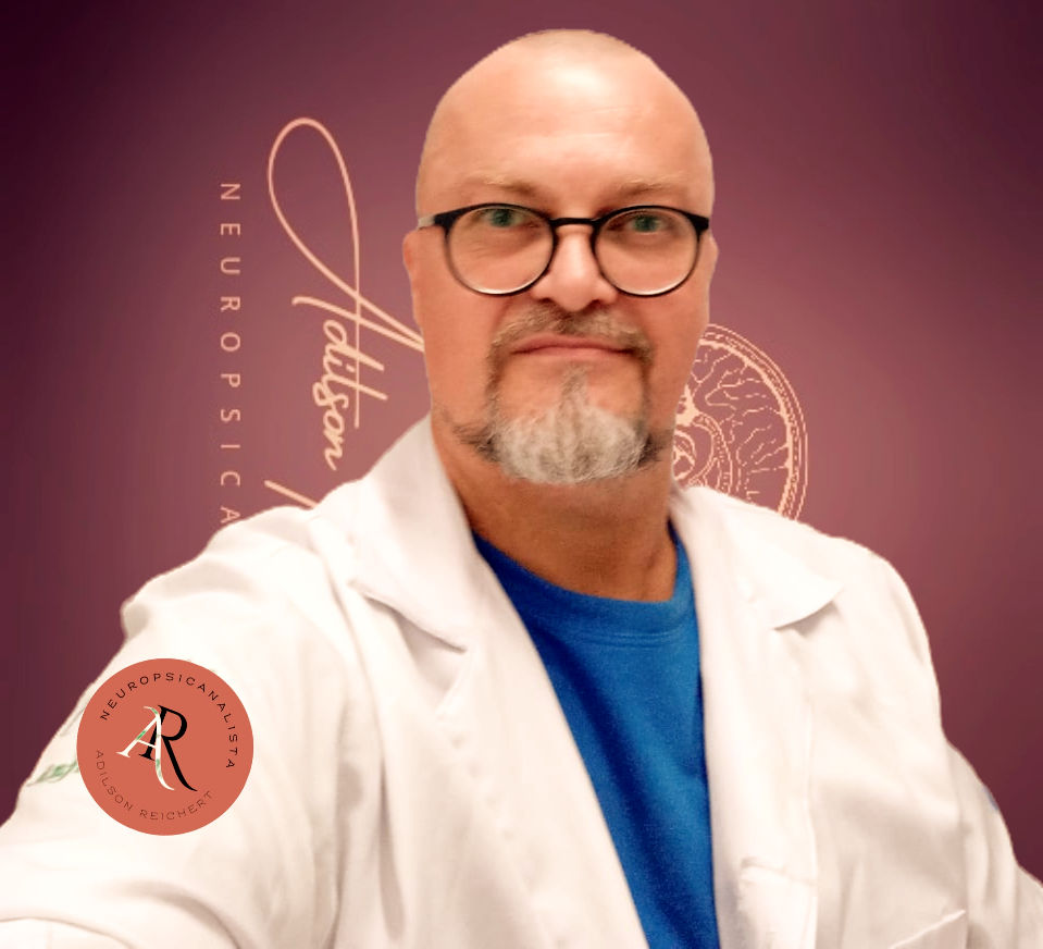 Retrato do Dr. com jaleco e logo Neuropsionline