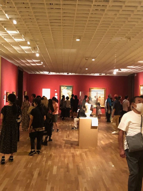 静謐な空気に包まれた展示室。訪れた人々がじっと作品に見入る姿が印象的でした。