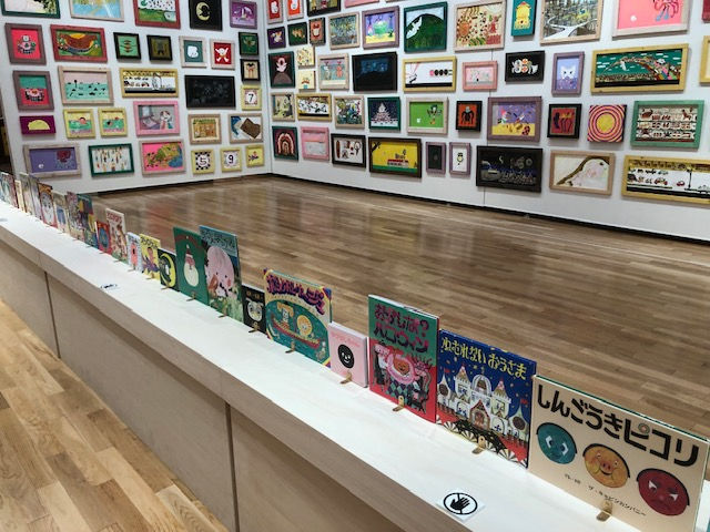 圧巻のスケールで並ぶ絵本と原画