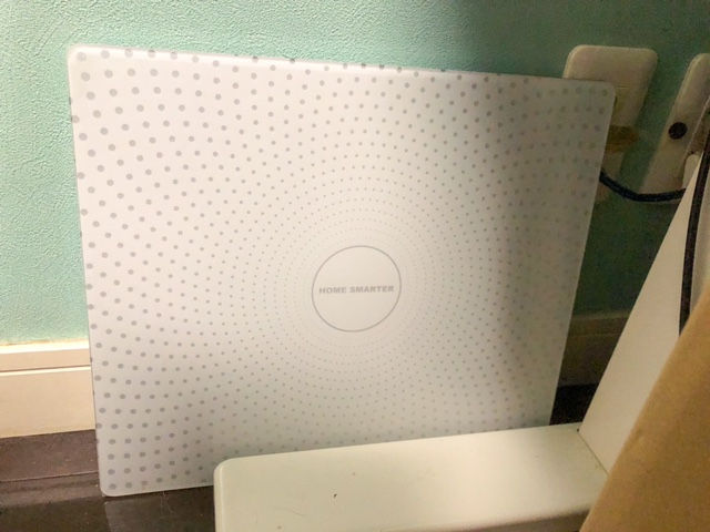 デスク下には、電磁波対策のホームスマーターを置いて、快適に過ごせるよう工夫しています。