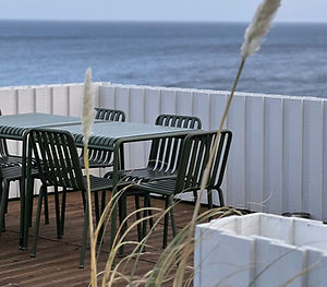 Terrass med havsutsikt på Grevens Dal i Gudhjem