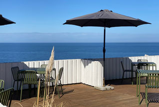 Terrassen på Hotel Klippen i Gudhjem med parasoll och havsutsikt, Bornholm