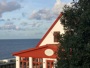 Grevens Dal med havudsigt i aftensol i Gudhjem på Bornholm