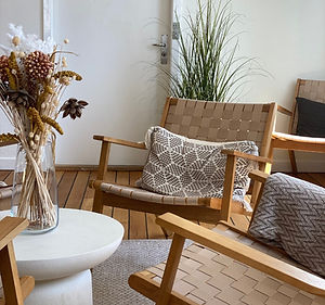 Lounge med solstolar i hallen på Therns i Gudhjem