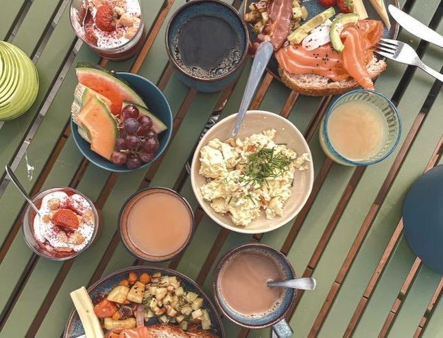 Frukost med ägg, lax, frukt, yoghurt och bröd på Hotel Klippen i Gudhjem, Bornholm