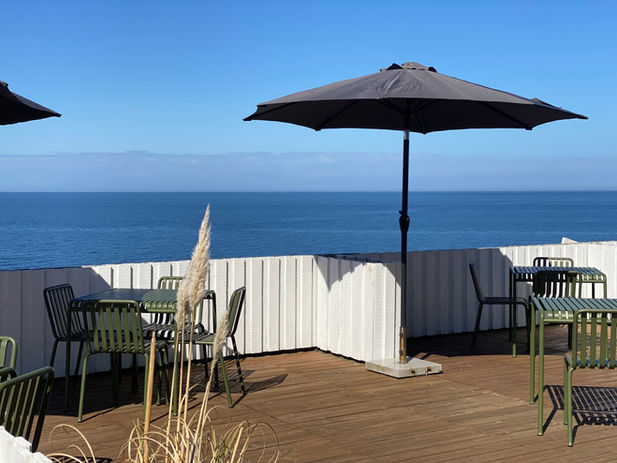 Terrasse med havudsigt på Grevens Dal i Gudhjem