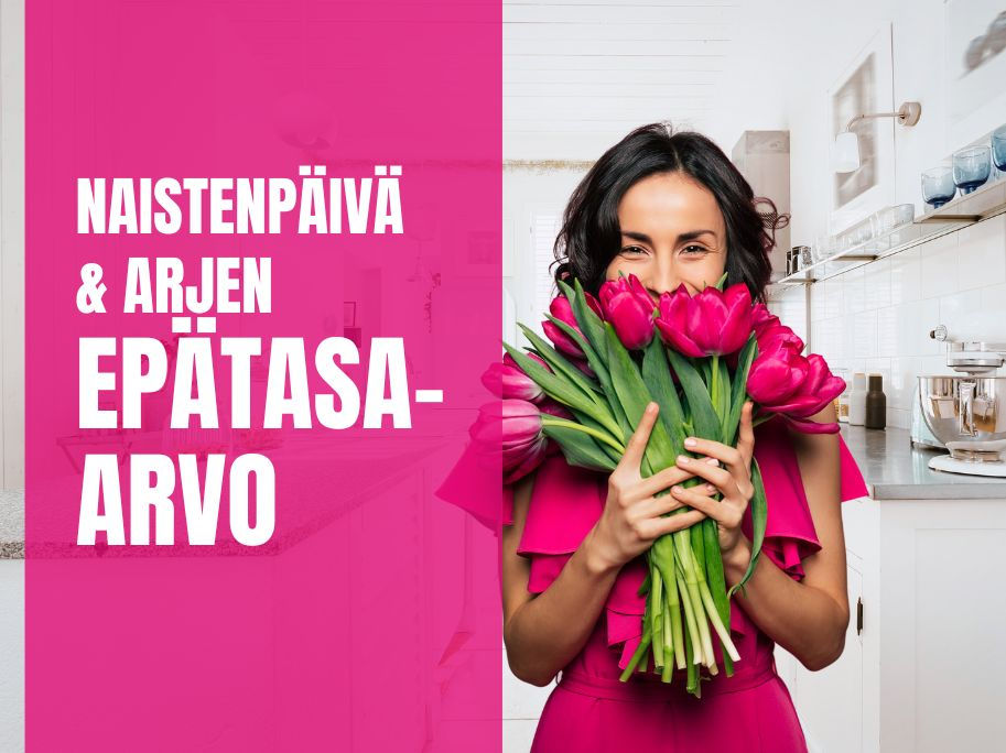 Nainen keittiössä pidelleen suurta tulppaanikimppua. 