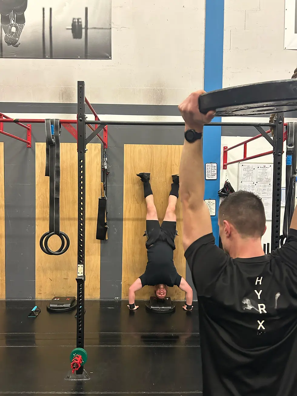 Handstand tegen de muur tijdens gymnastics