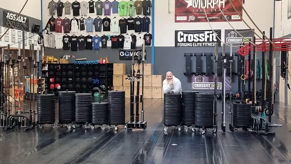 Merchandise en dumbbells in de box van CrossFit 1412