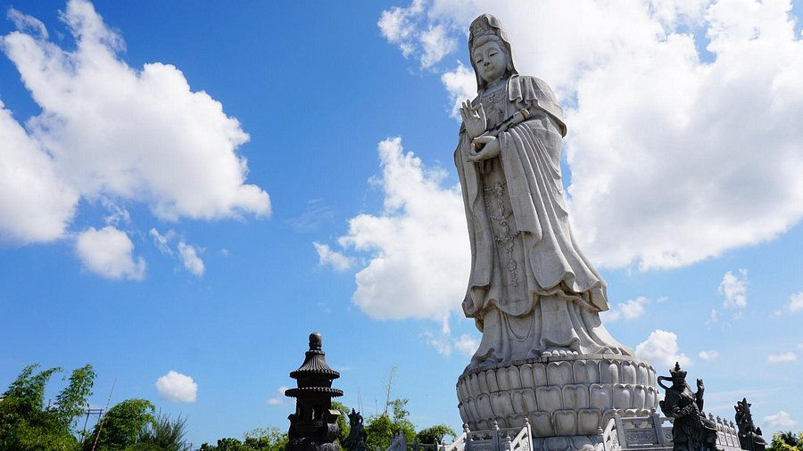 Thumbnail: Dewi Kwan In Statue Medan Tour
