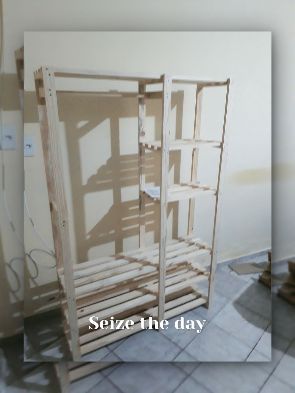 Montagem de closet de madeira pinos