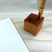 キューブ状の木製ペン立てです。