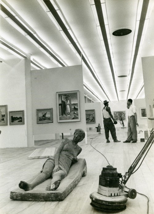 Montagem da primeira Bienal em 1951 - Foto: Peter Scheier