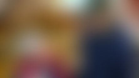 zwei ältere Menschen an einer Schaukel 