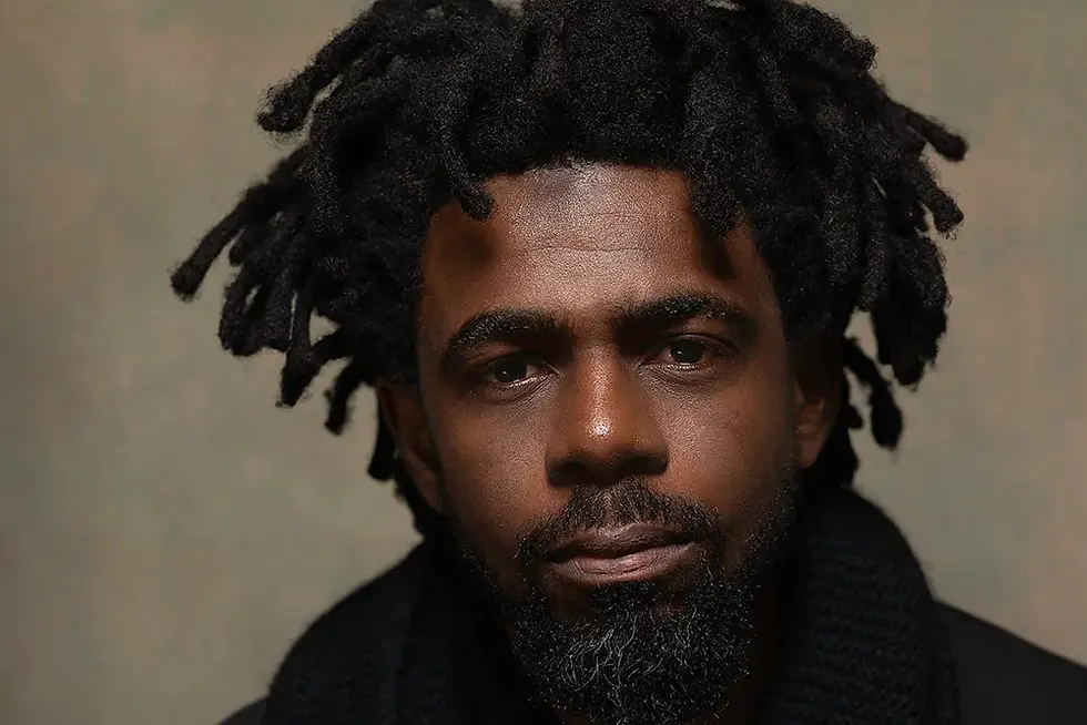 مخرج نيجيري، أصبح أول أفريقي يفوز بجائزة إيمي (Emmy) في فئة الإخراج لفيلم وثائقي.