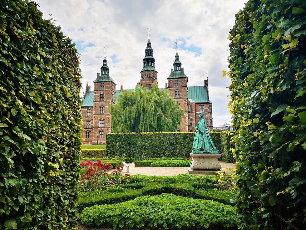 Schloss Rosenborg mit Statue im Rosengarten