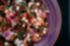 opgemaakt bord met salade en bloemen