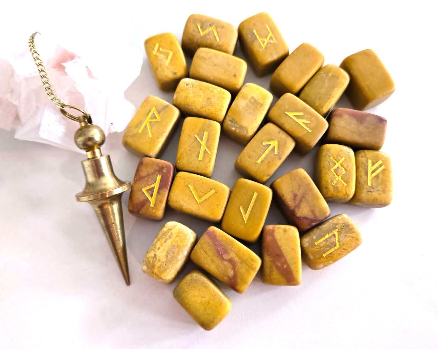 Kit Runes Futhark en Calcite Jaune avec Pendule Laiton