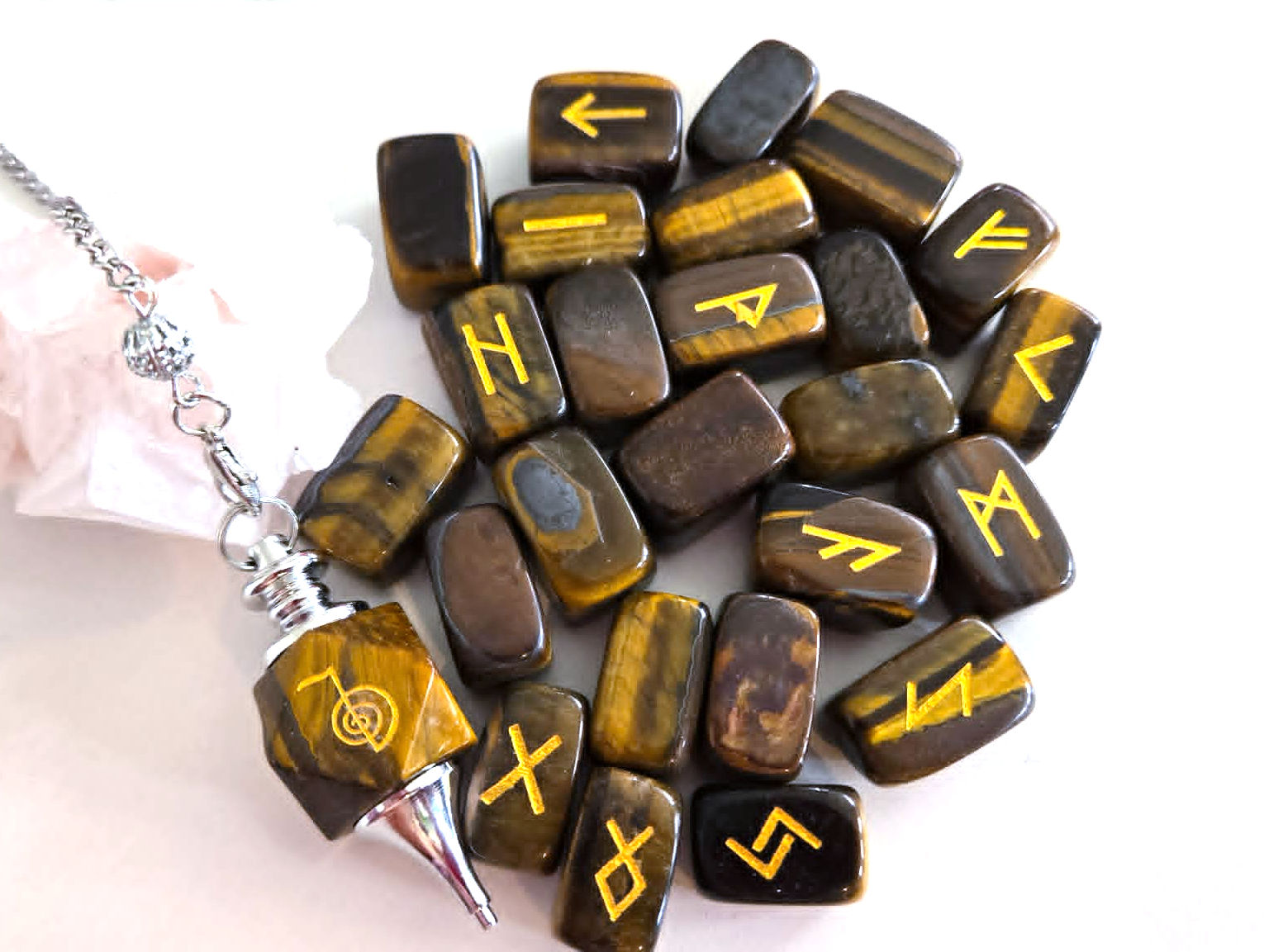 Kit Runes Futhark en Œil de Tigre avec Pendule