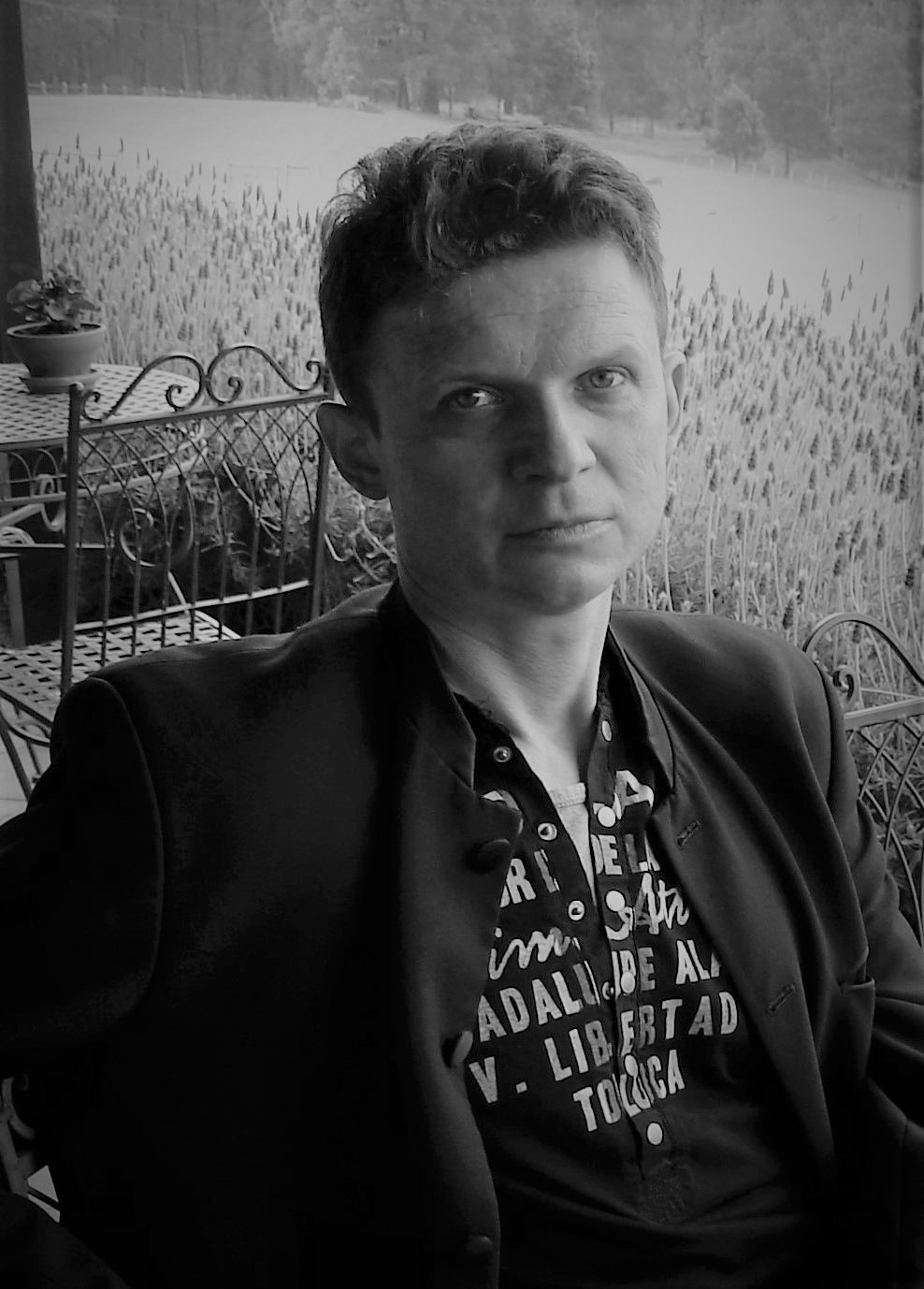 Завязал жене глаза и позвал друзей, порно скрытая камера