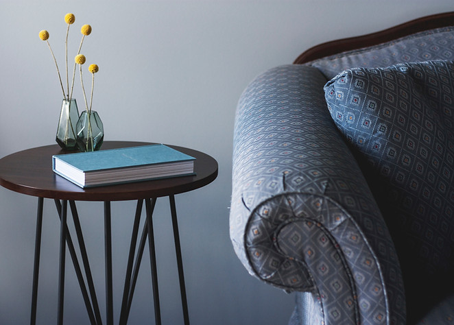 Blauer Couch und Beistelltisch
