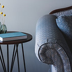 Divano blu e End Table