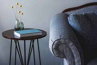 Sofá Azul y mesa auxiliar