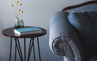 Blauer Couch und Beistelltisch