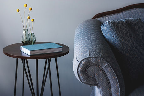 Sofá Azul y mesa auxiliar