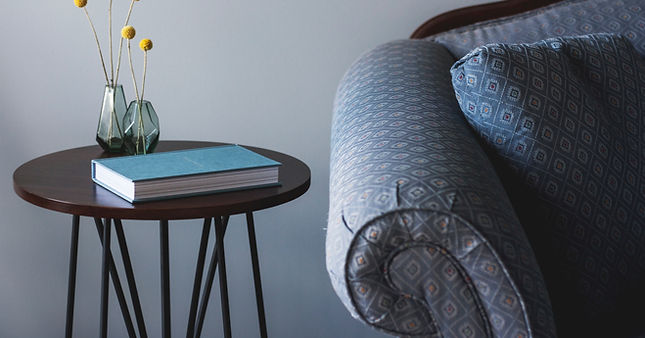 Psychotherapie Wysokowsky Couch und Beistelltisch